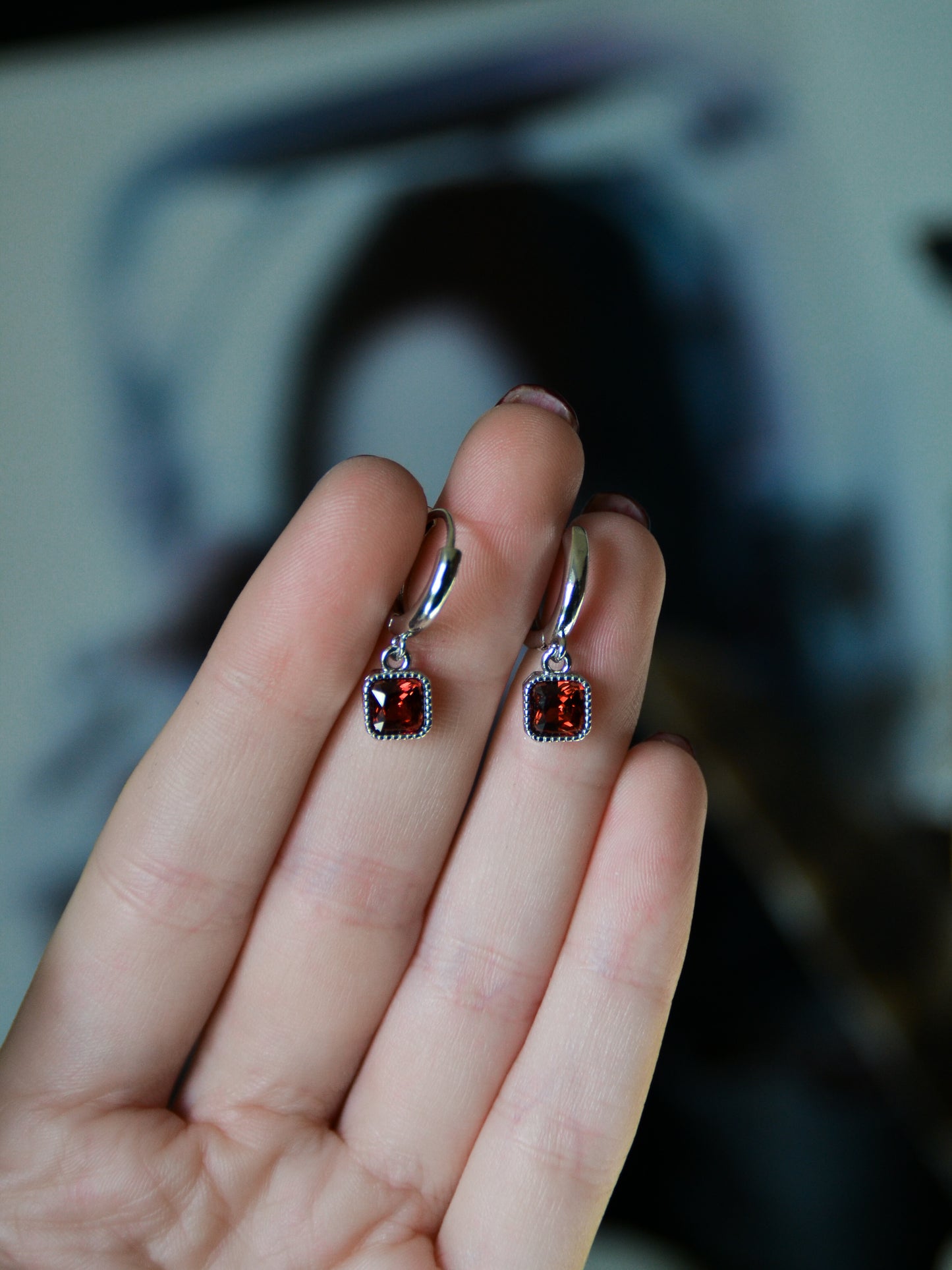 Orecchini con granato quadrato pendente