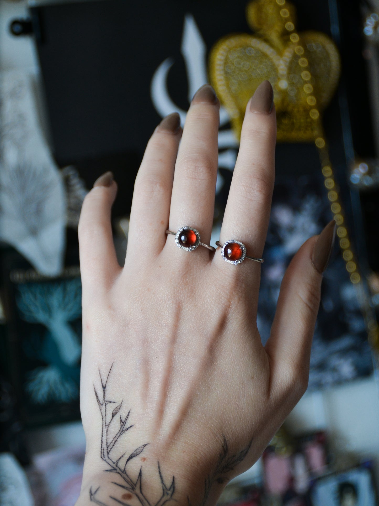 Anello sottile con agata rossa