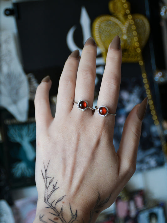Anello sottile con agata rossa