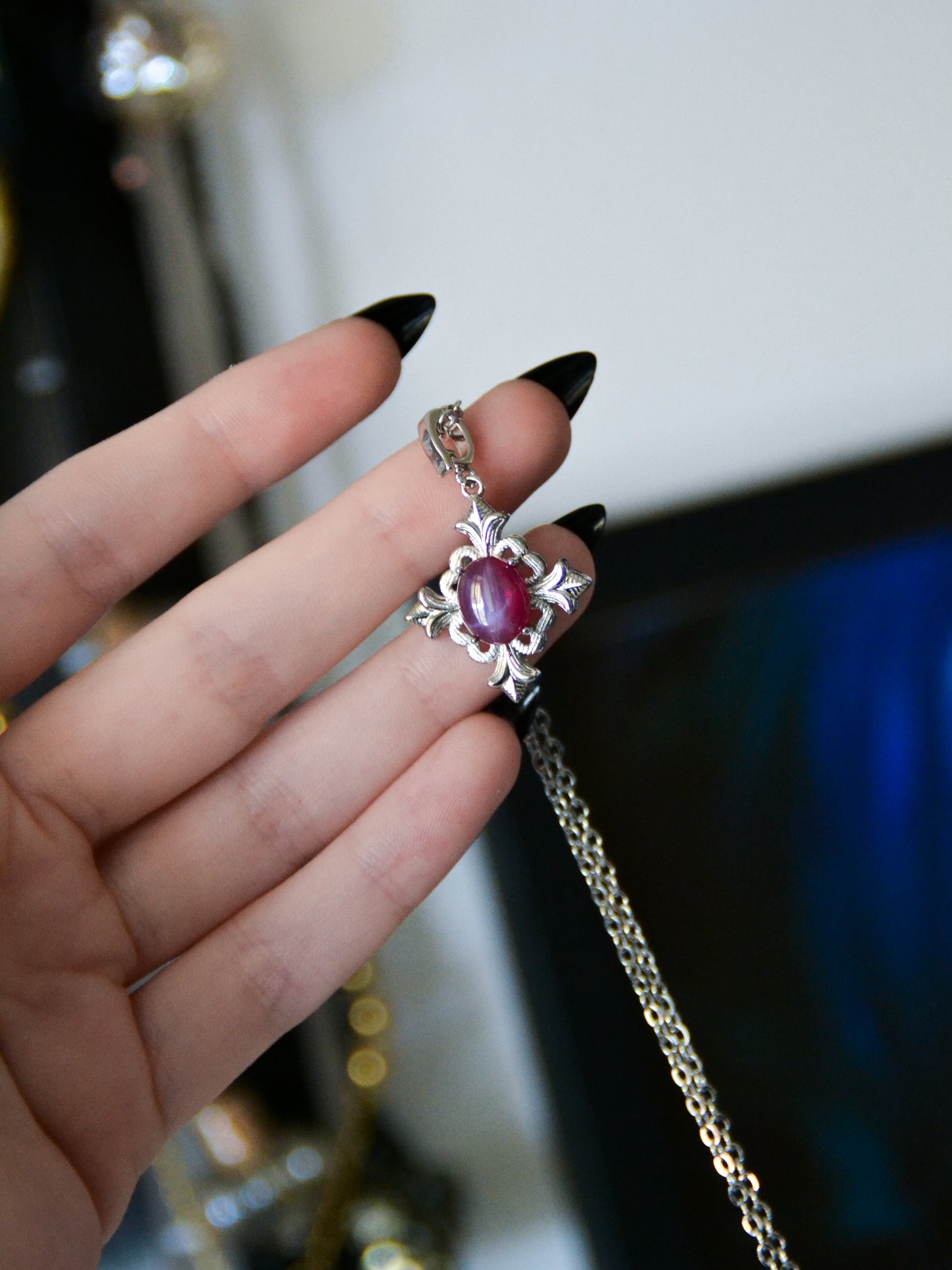 Ciondolo con croce gotica in star ruby