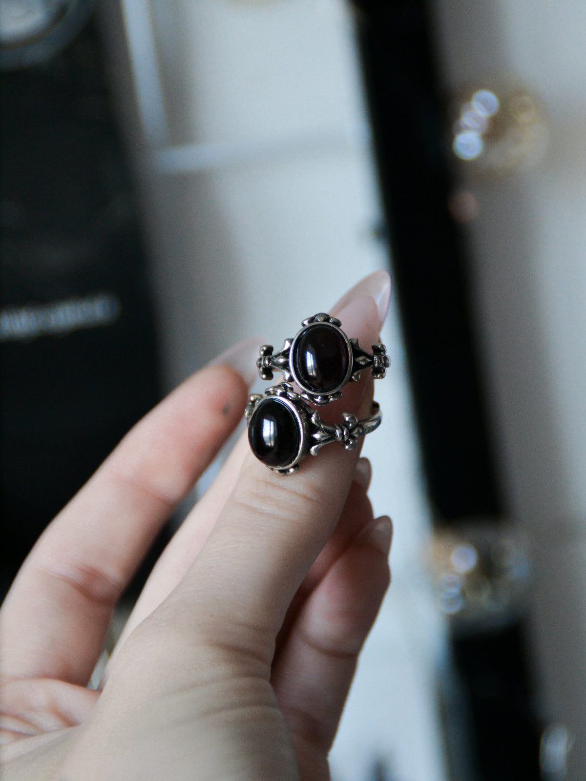 Anello fleur de sang con blood amber