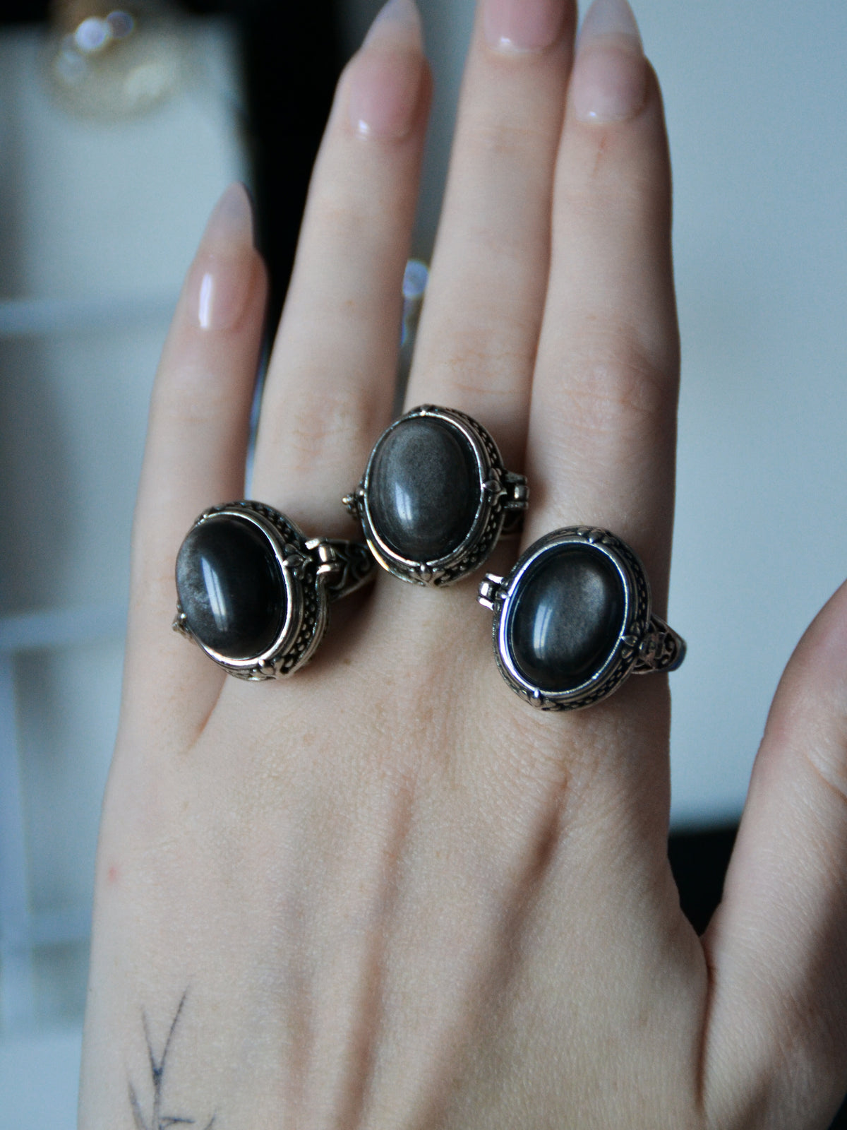 Anello poison con ossidiana argentata