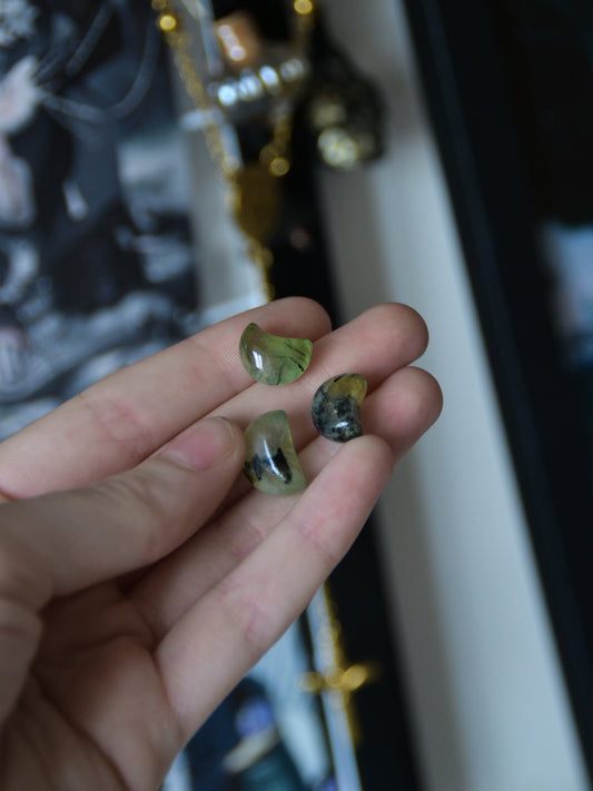 Luna in prehnite