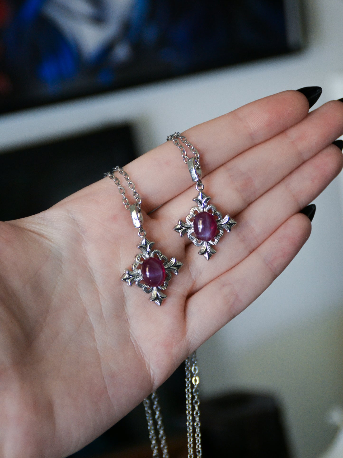Ciondolo con croce gotica in star ruby