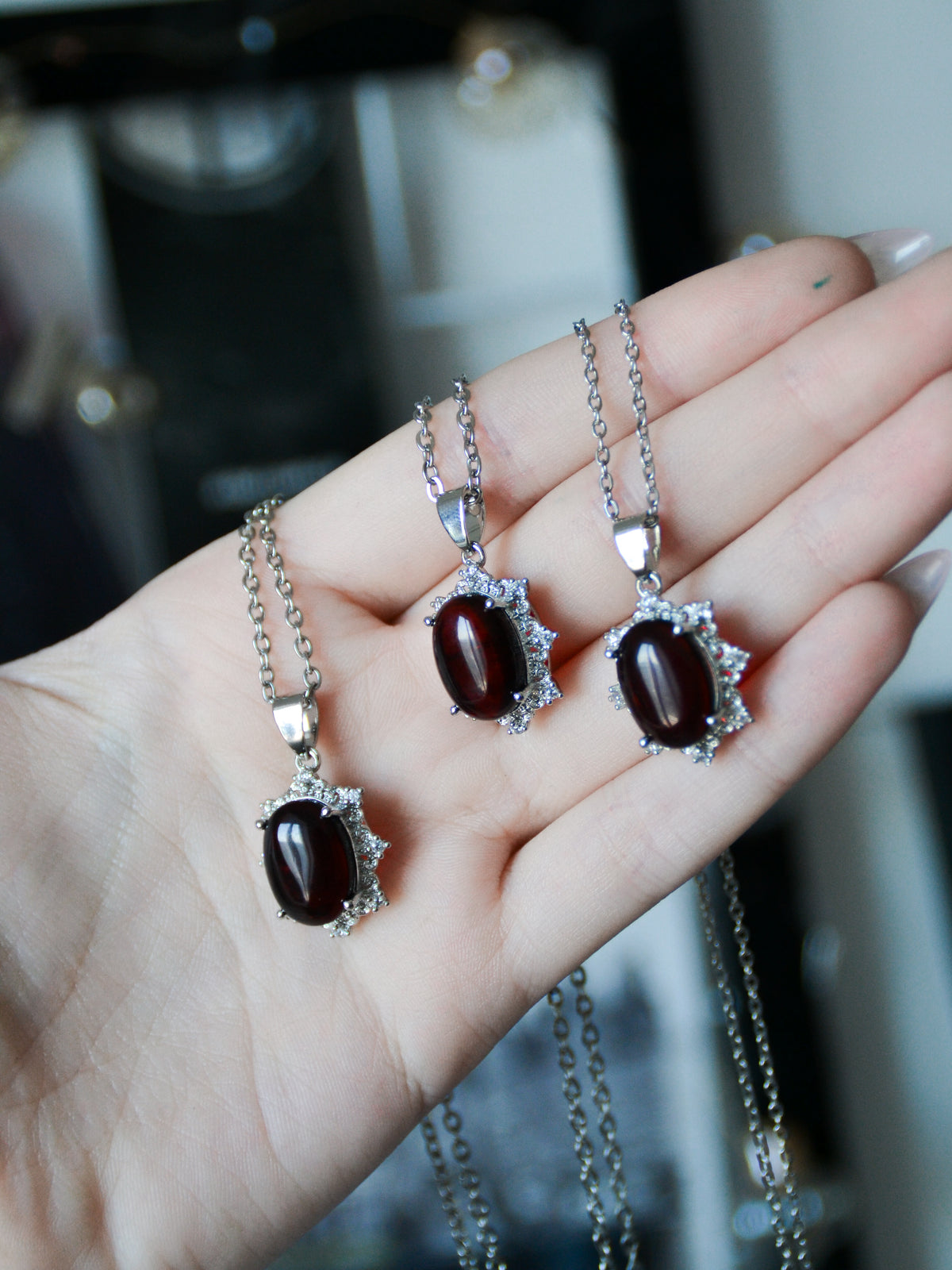Ciondolo Carmilla con blood amber