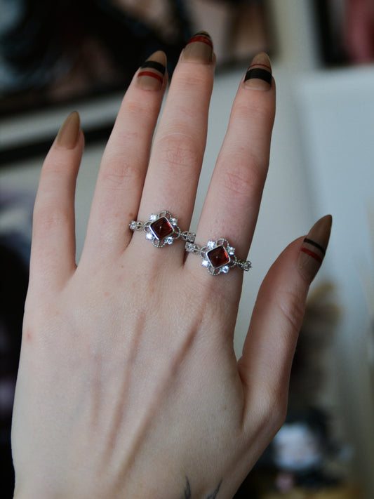 Anello con cubo in granato