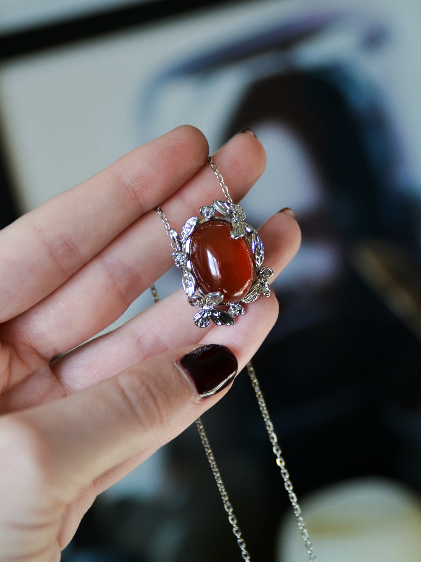 Ciondolo con montatura floreale e di farfalle con agata rossa