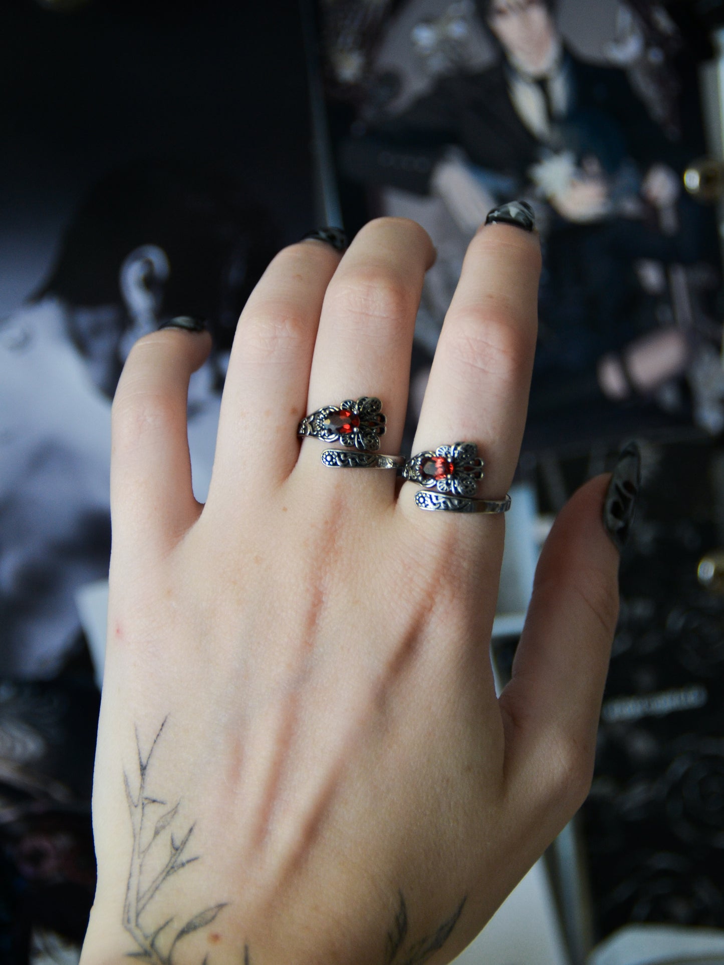 Anello spoon ring farfalla con granato