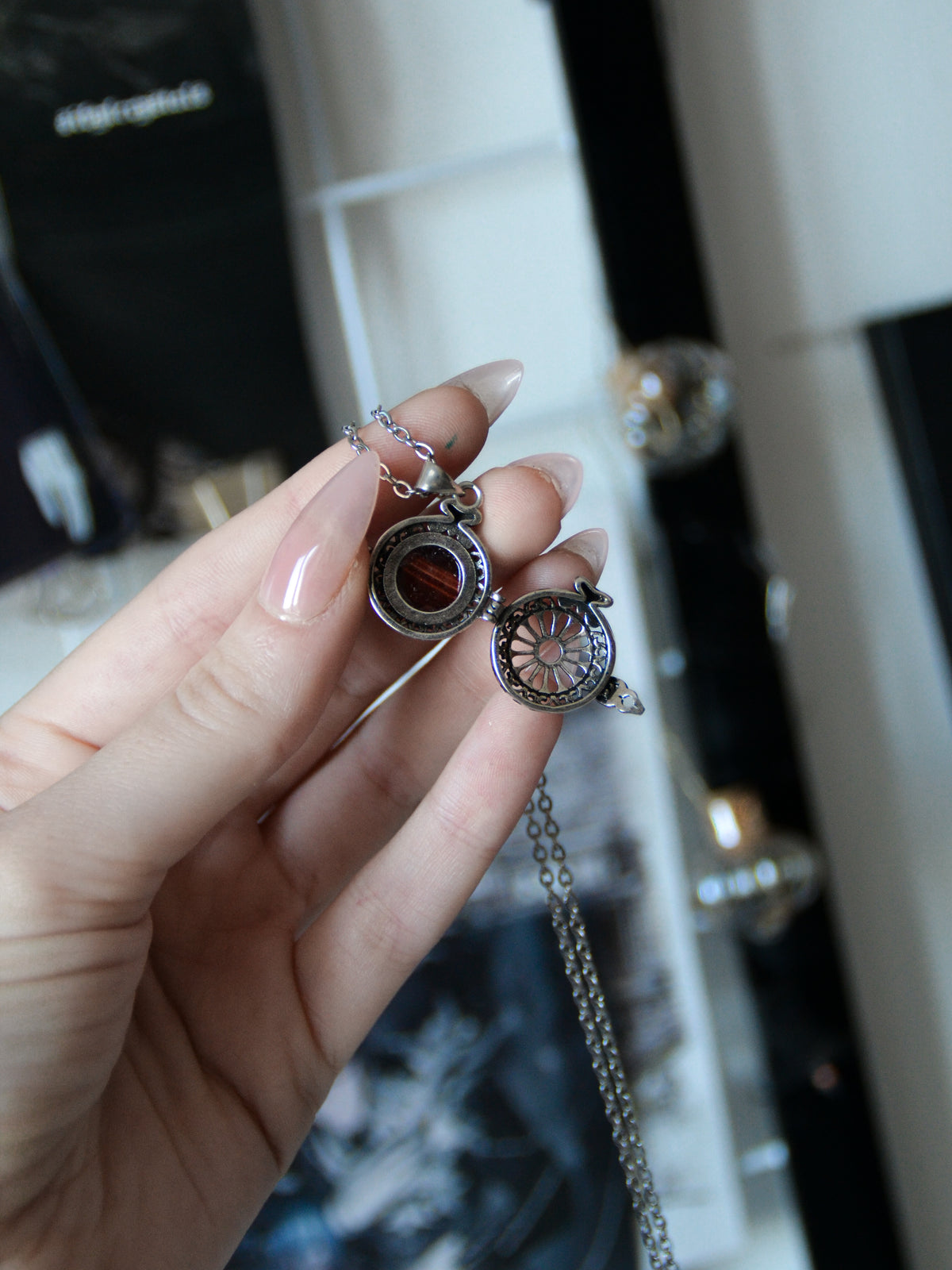 Ciondolo poison locket con occhio di tigre rosso (occhio di bue)