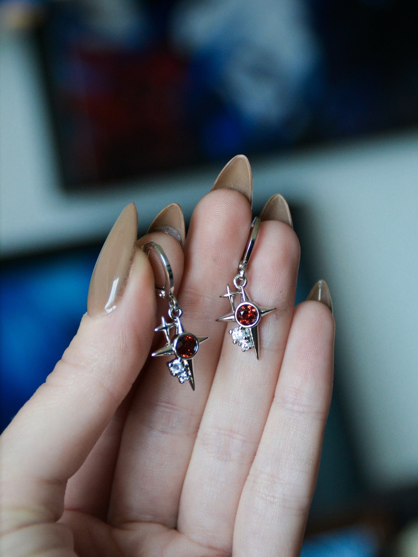 Orecchini con stelle pendenti e granato