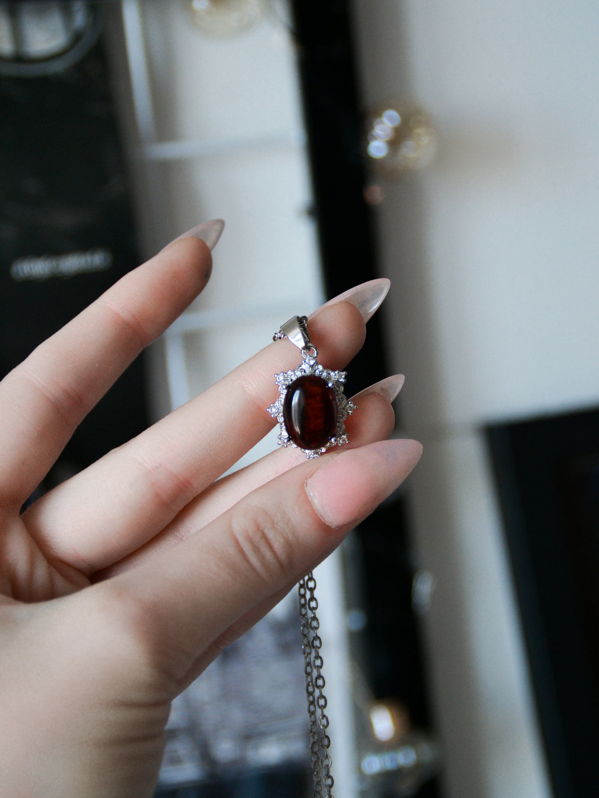 Ciondolo Carmilla con blood amber