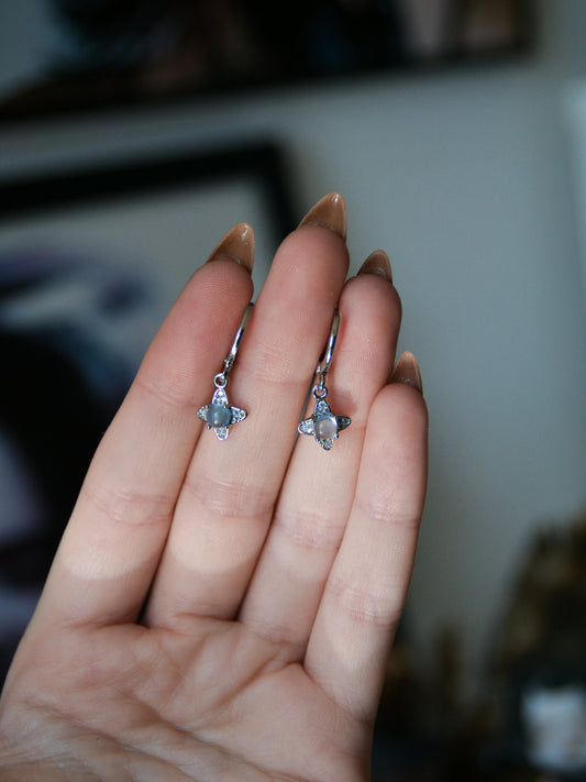 Orecchini a cerchio con stelle pendenti e acquamarina