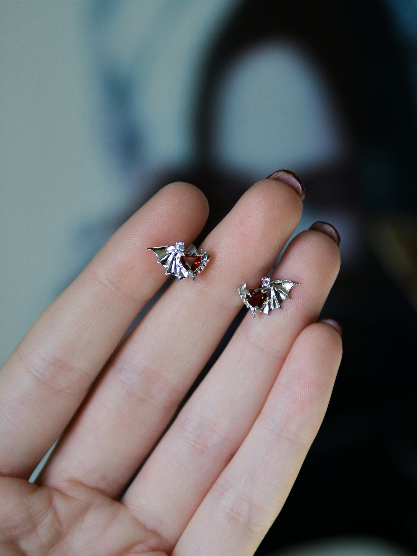 Orecchini con ali di pipistrello e granato