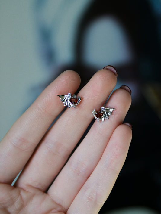 Orecchini con ali di pipistrello e granato