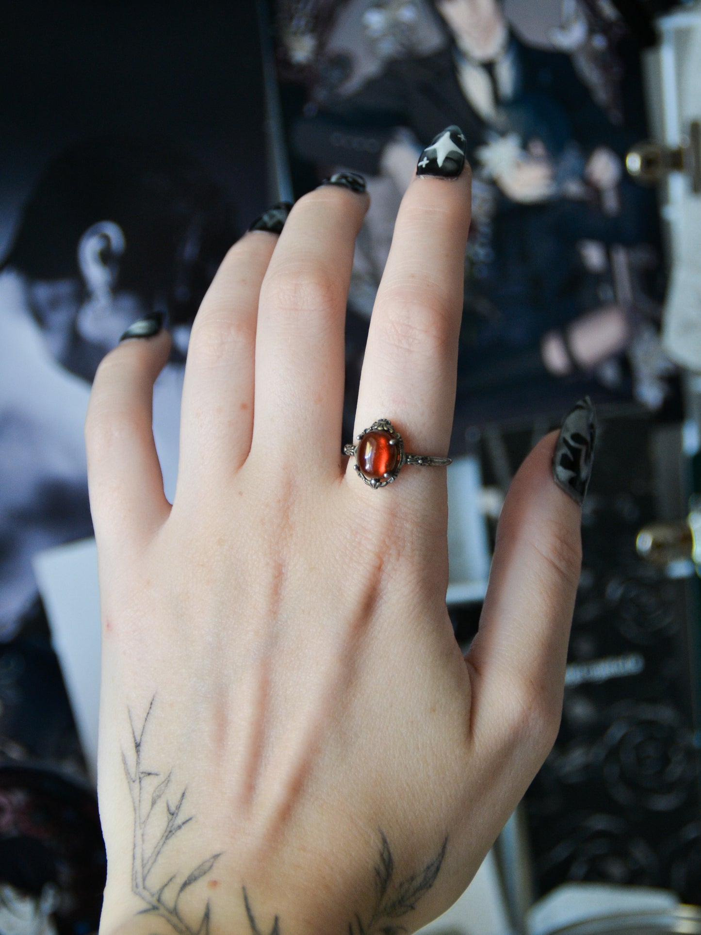 Anello gotico con agata rossa