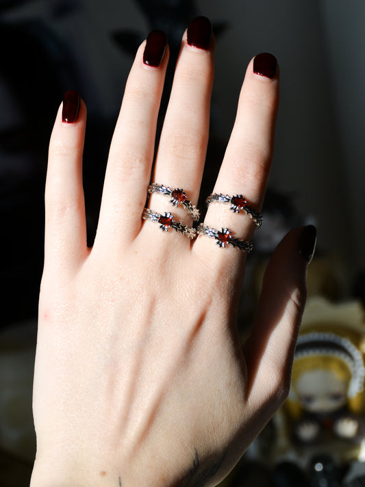 Anello con croce gotica e granato